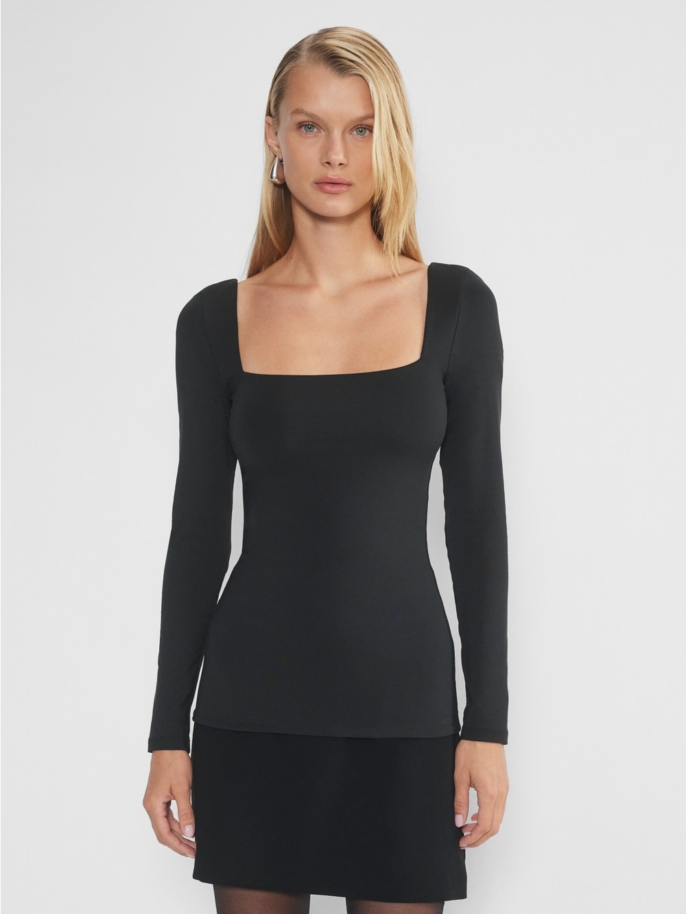 Aritzia Original Contour Squareneck Hip
Longsleeve Top in Black New